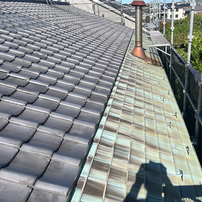 葺き替え工事で瓦をおろしている屋根