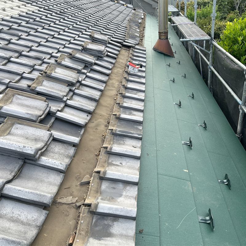 瓦をおろし、防水シート（ルーフィング）を敷いた屋根の下地