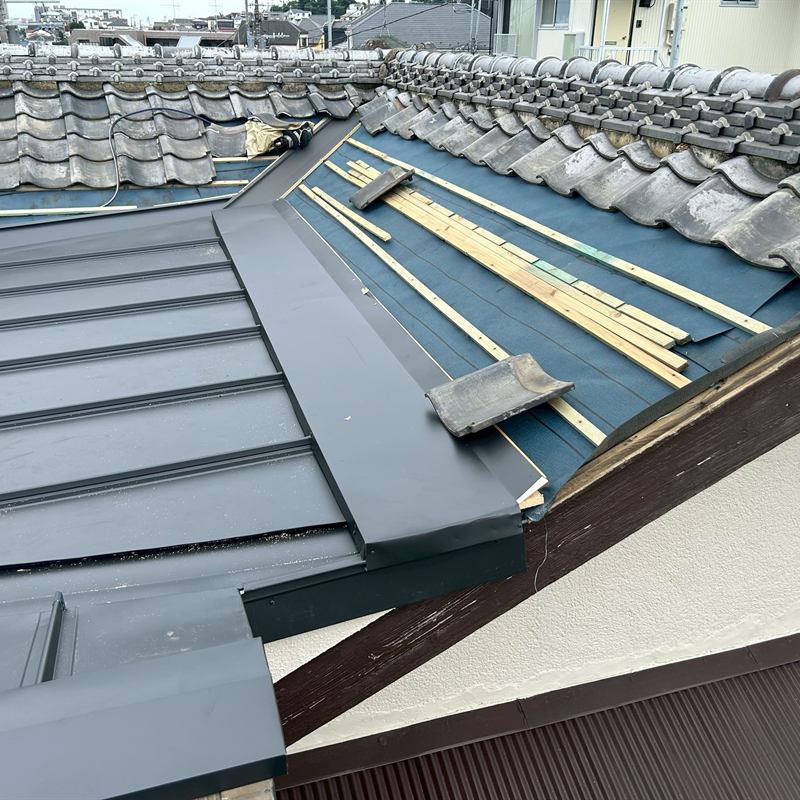 瓦屋根から軽量な金属屋根への葺き替え作業